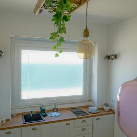 Seafront Holidays & Workstays Lägenhet *