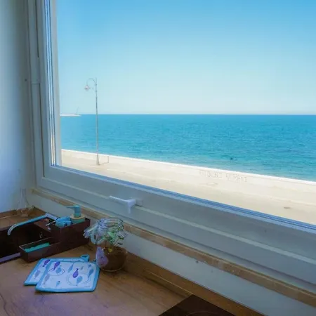 Seafront Holidays & Workstays Lägenhet *