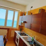 Seafront Holidays & Workstays Apartman