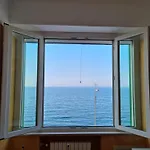 Seafront Holidays & Workstays Apartman