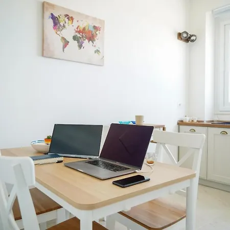 Seafront Holidays & Workstays דירה *