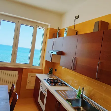 Seafront Holidays & Workstays 아파트